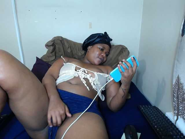 le modèle MissNaughty99 est en webcam porno dans un show sur le site bongacams, il possède les tags suivants: Ebony,Blonde,Shaved