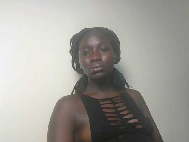 le modèle Ebonymaya25 est en webcam porno dans un show sur le site bongacams, il possède les tags suivants: Ebony,Brunette,Hairy