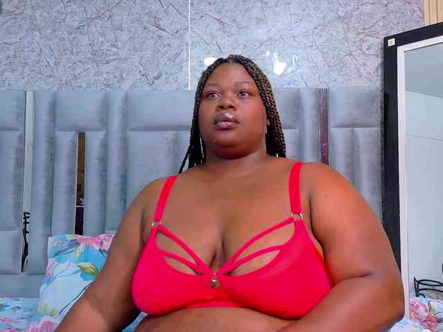 Модель: bigcurvymoomy