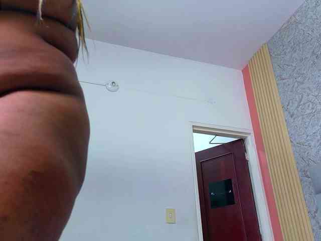 bigcurvymoomy webcam