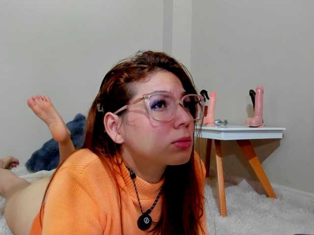 Julirose451 — live female cam