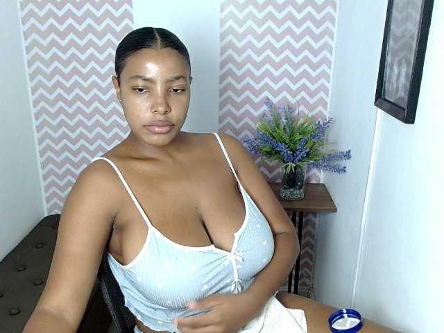 le modèle ShantalCarson est en webcam porno dans un show sur le site bongacams, il possède les tags suivants: Latino/Hispanic,Brunette,Trimmed