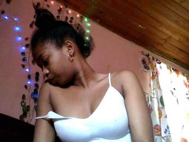 le modèle Mireille55 est en webcam porno dans un show sur le site bongacams, il possède les tags suivants: Ebony,Brunette,Hairy