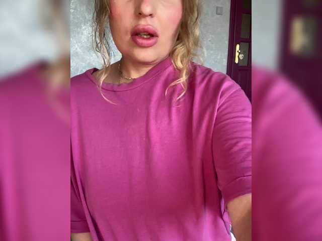 Milana40 live cam on BongaCams