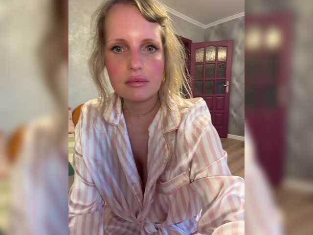 Milana40 live webcam show