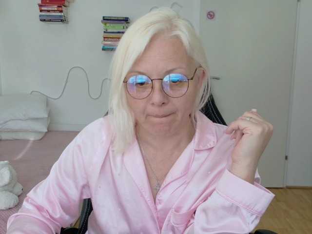 LinsyKim's BongaCams show and profile