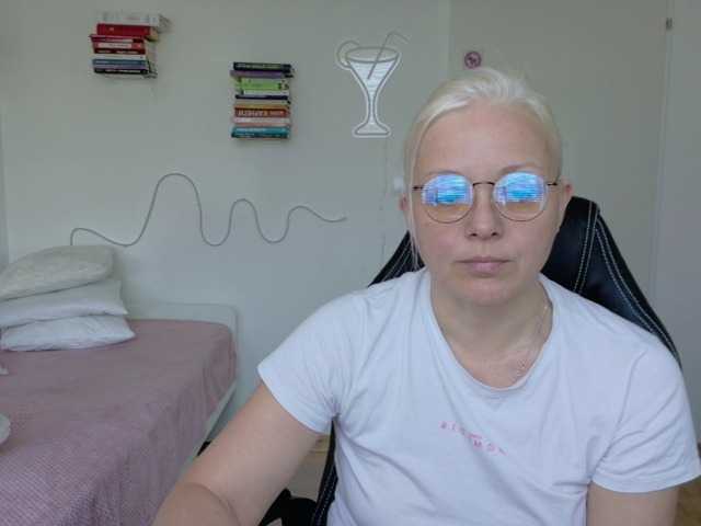 LinsyKim's BongaCams show and profile