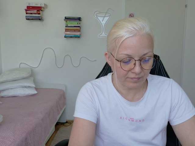 LinsyKim's BongaCams show and profile