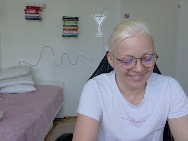 LinsyKim's BongaCams show and profile