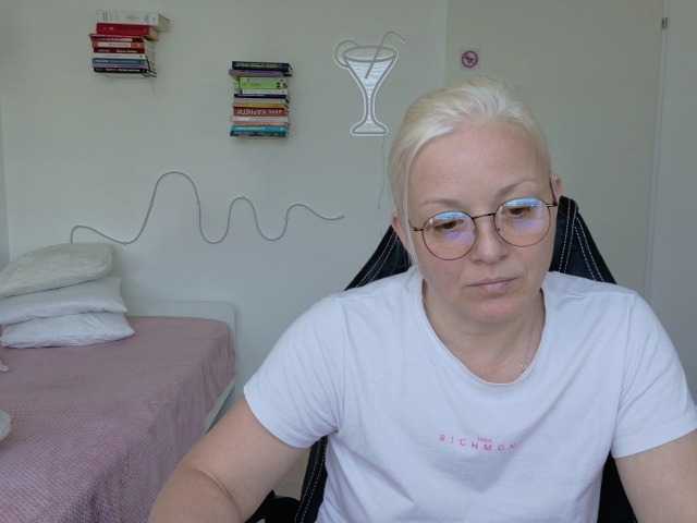 LinsyKim's BongaCams show and profile