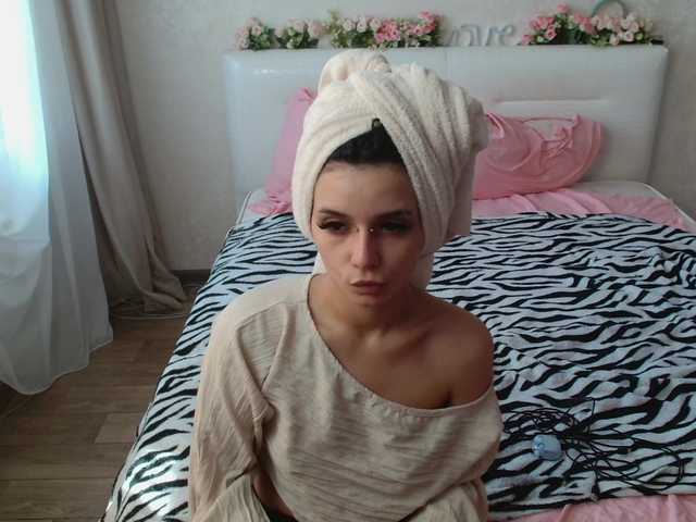 TheSluttyFox live cam on BongaCams