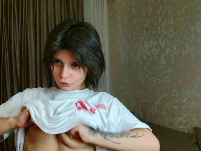 TheSluttyFox webcam