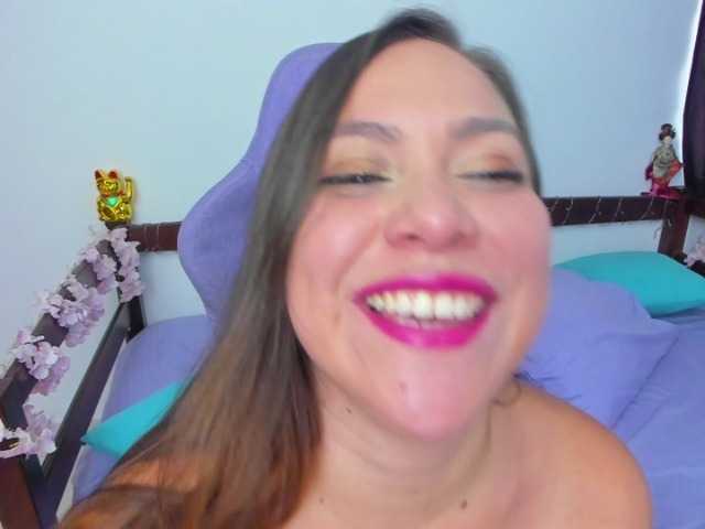 LunaGomez live cam on BongaCams