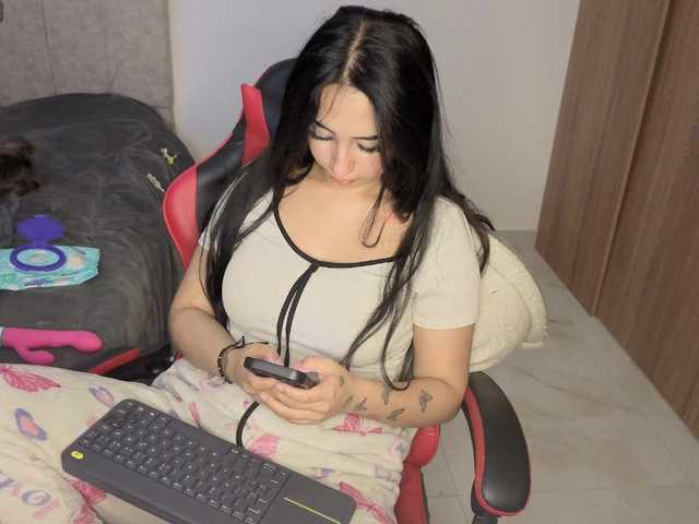 MaloryTay11 live cam on BongaCams