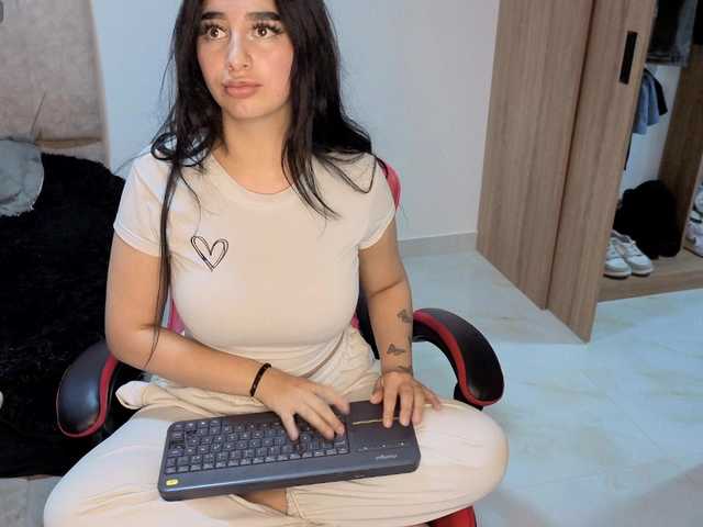 MaloryTay11 live cam on BongaCams