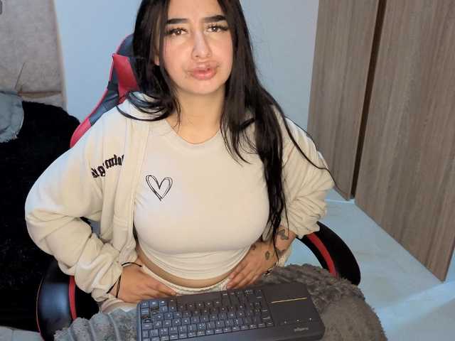 MaloryTay11 live cam on BongaCams