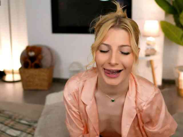 SocialDoll webcam