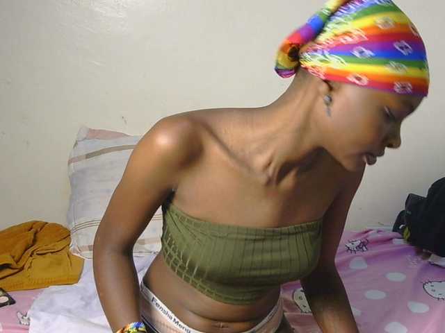 le modèle NastyKitty est en webcam porno dans un show sur le site bongacams, il possède les tags suivants: Ebony,Brunette,Trimmed