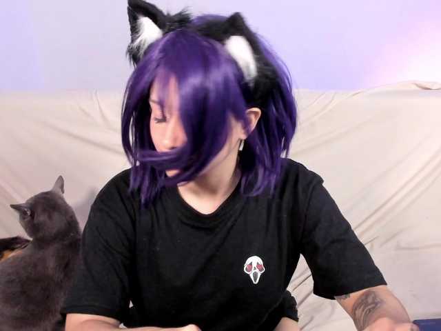 le modèle Lizzy-c-e-e est en webcam porno dans un show sur le site bongacams, il possède les tags suivants: Latino/Hispanic,Redhead,Shaved