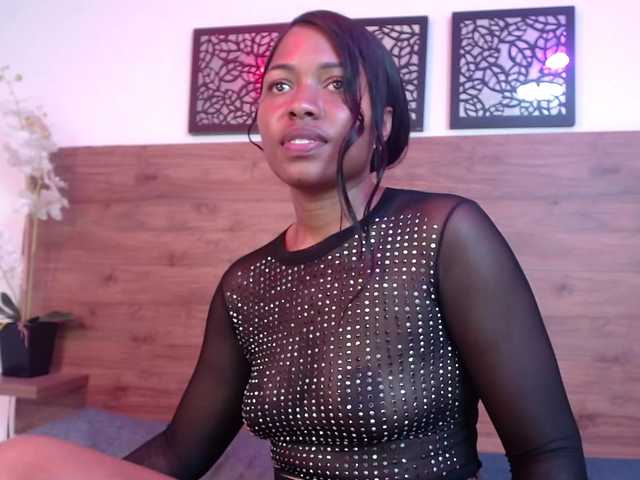 le modèle SANAIAHOT est en webcam porno dans un show sur le site bongacams, il possède les tags suivants: Ebony,Brunette,Shaved