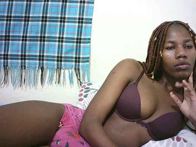 Sexyqueen2 live cam on BongaCams