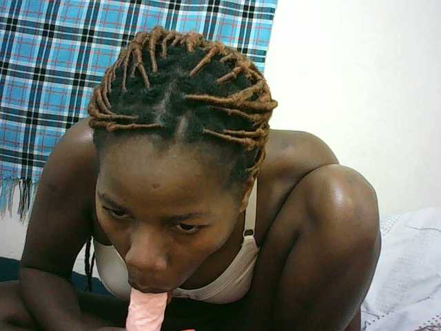 Sexyqueen2 live cam on BongaCams