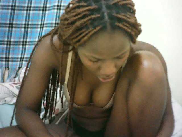 Sexyqueen2 live cam on BongaCams
