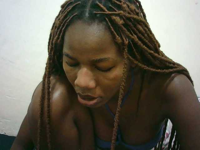Sexyqueen2 live cam on BongaCams