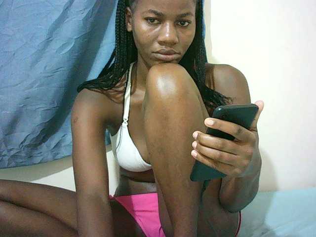 le modèle Sexyqueen2 est en webcam porno dans un show sur le site bongacams, il possède les tags suivants: Ebony,Brunette,Hairy