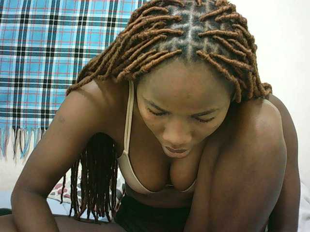 Sexyqueen2 live cam on BongaCams