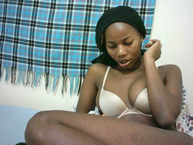 Sexyqueen2 live cam on BongaCams