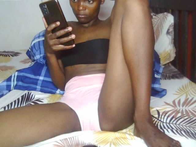 le modèle Sexxyarora est en webcam porno dans un show sur le site bongacams, il possède les tags suivants: Ebony,Brunette,Shaved