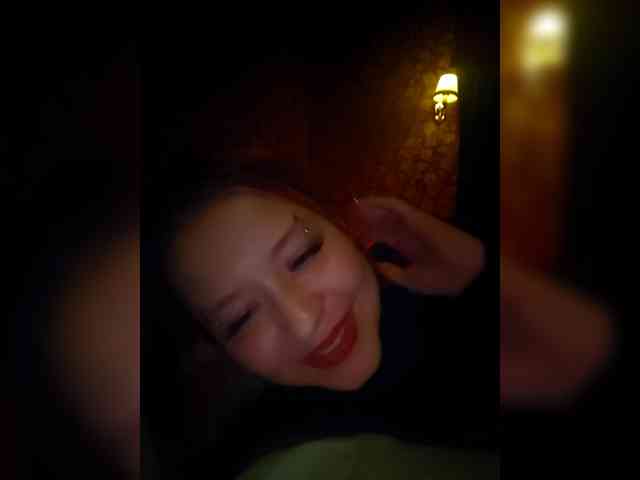 LaraTate webcam