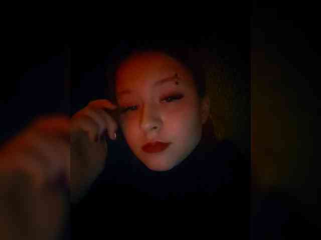 LaraTate webcam