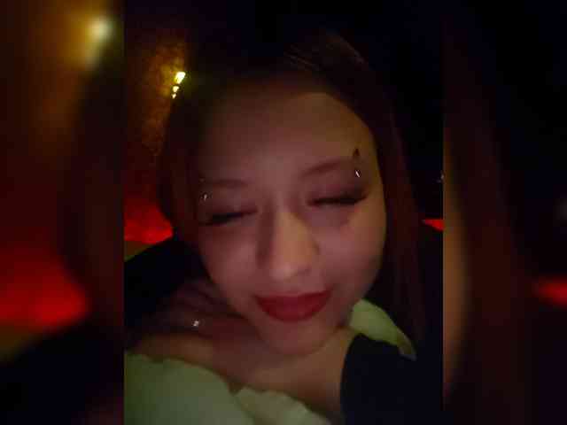 LaraTate webcam