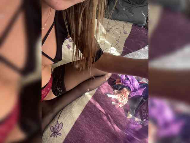This model is live right now. Sex-mia