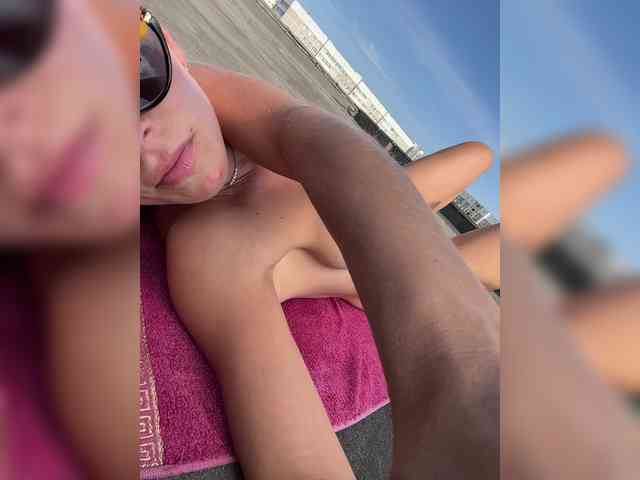 Sex-mia's webcam live show