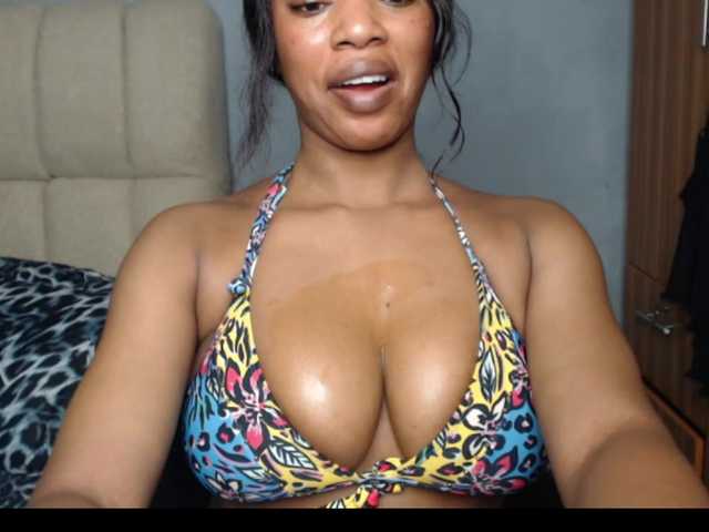 Shallie-choco live cam on BongaCams