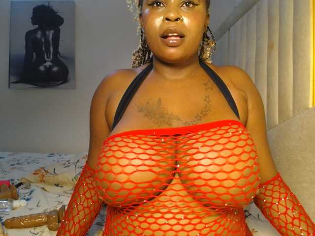 QueenMyaa live cam on BongaCams