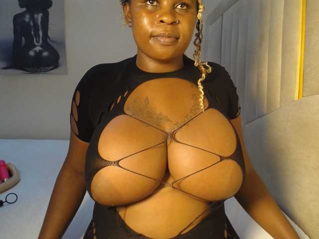 QueenMyaa live cam on BongaCams