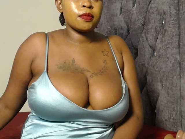 QueenMyaa live cam on BongaCams
