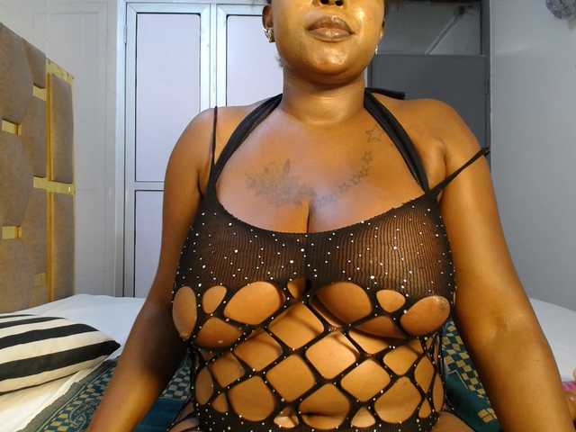 QueenMyaa live cam on BongaCams