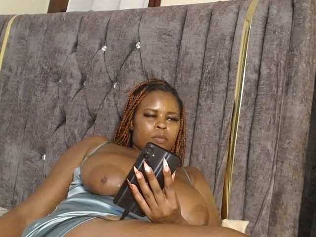 QueenMyaa live cam on BongaCams