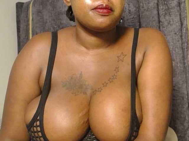QueenMyaa live cam on BongaCams