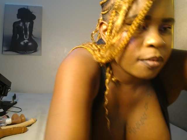 QueenMyaa live cam preview