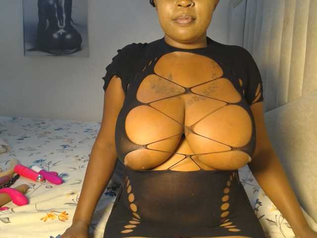 QueenMyaa live cam on BongaCams
