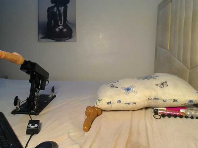 QueenMyaa live cam on BongaCams