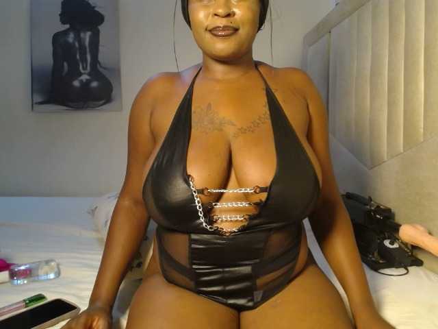 QueenMyaa live cam on BongaCams