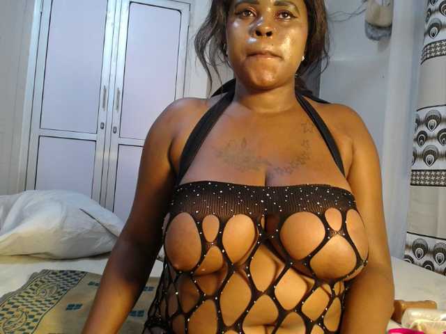 QueenMyaa live webcam show