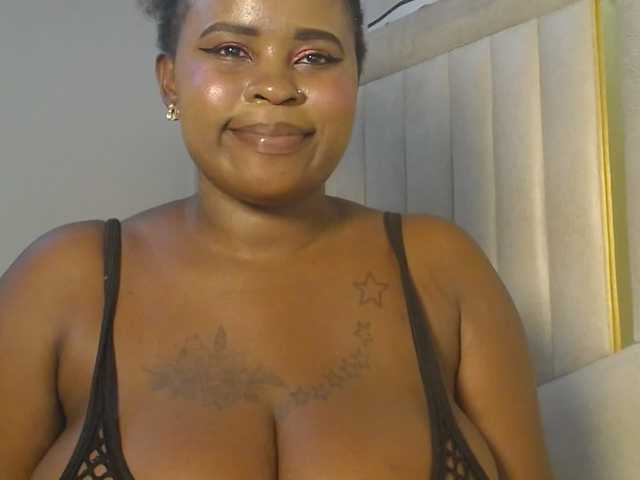 QueenMyaa live cam on BongaCams
